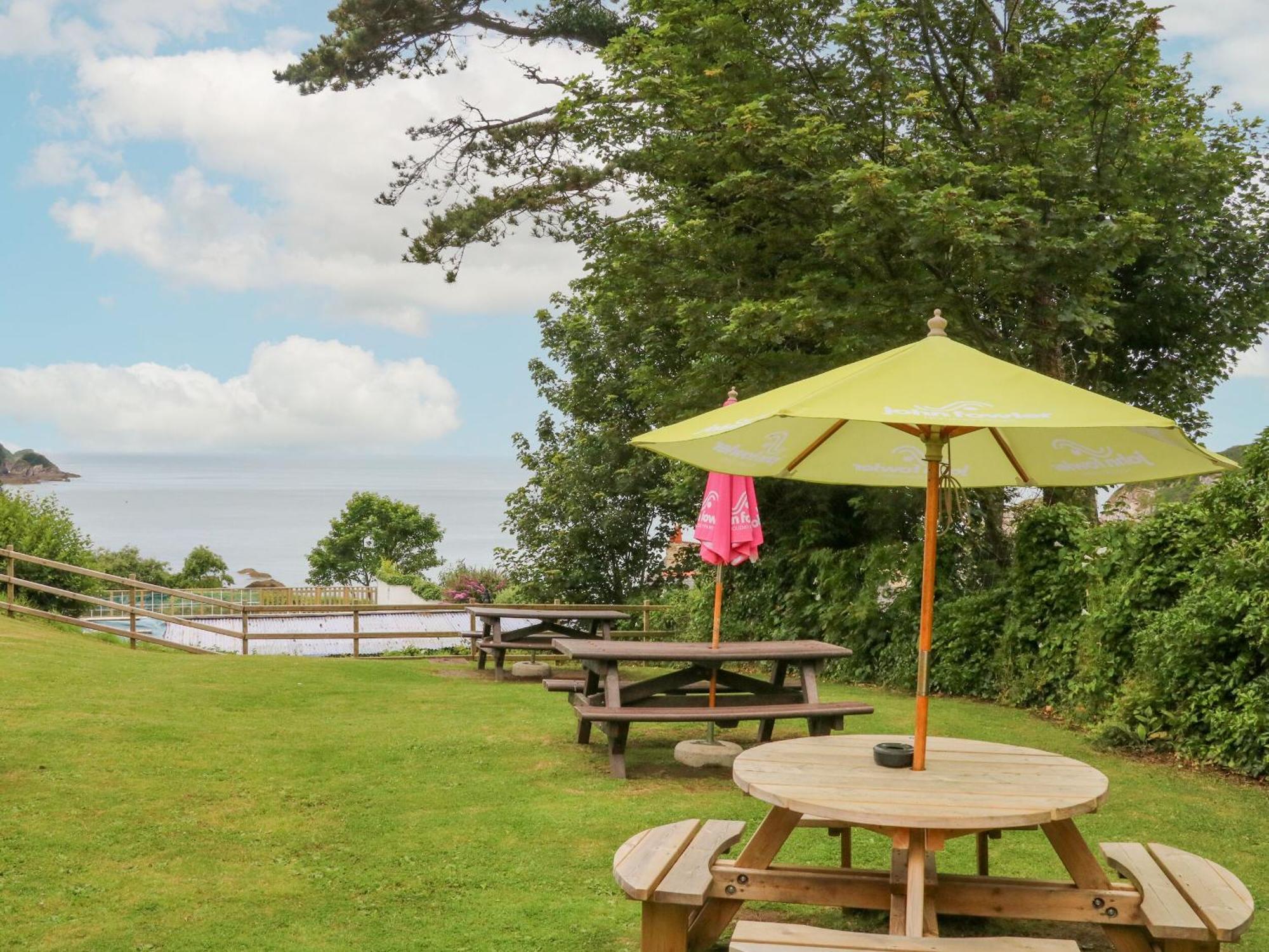 Ochenta Villa Combe Martin Exterior photo